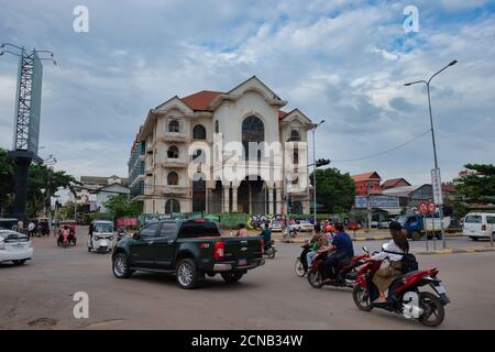 Kambodscha, Siem Reap 12/08/2018 vielbefahrene Kreuzung, Verkehr auf einer Stadtstraße, bewölktes Wetter Stockfoto