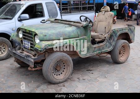 Kambodscha, Siem Reap 12/08/2018 altes einstürzendes Auto, Armeejeep auf dem Parkplatz Stockfoto