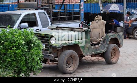 Kambodscha, Siem Reap 12/08/2018 altes einstürzendes Auto, Armeejeep auf dem Parkplatz Stockfoto