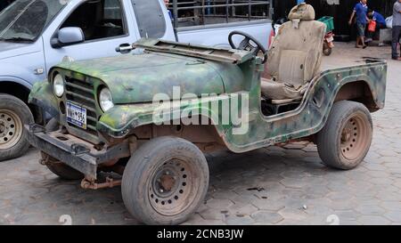 Kambodscha, Siem Reap 12/08/2018 altes einstürzendes Auto, Armeejeep auf dem Parkplatz Stockfoto