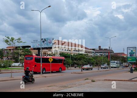 Kambodscha, Siem Reap 12/08/2018 roter Bus fährt entlang einer Stadtstraße, Straßenverkehr, wolkig Abend Stockfoto