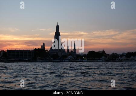 Bangkok, Thailand, 25. Dezember 2018. Wat Arun Tempel steht am Ufer des Chao Phraya Flusses in der Dämmerung. Stockfoto