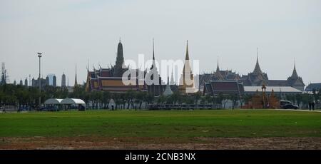 Bangkok, Thailand, 26. Dezember 2018. Blick auf den Grand Royal Palace und die grüne Wiese. Stockfoto