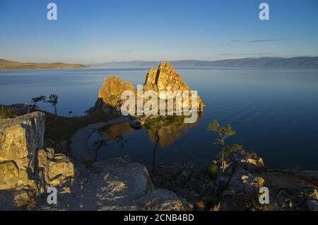 Schamanenfelsen in den Strahlen der aufgehenden Sonne. Olchon-Insel, Baikal, Russland. Stockfoto