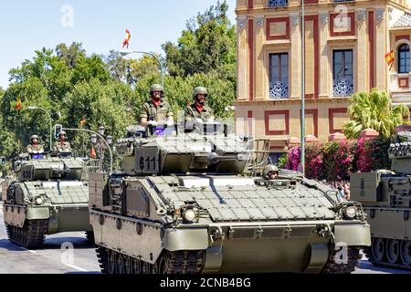 Sevilla, Spanien - 01. Juni 2019: Mechanisiertes Infanterie-Regiment der spanischen Armee während der Ausstellung des Tages der spanischen Streitkräfte in Sevilla, Spanien Stockfoto