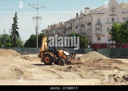 Tschernihiw, Ukraine, 7. Juni 2019. Eine Planierraupe während der Bauarbeiten im Stadtzentrum. Stockfoto