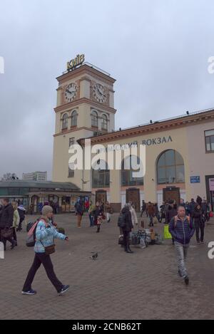 Kiew, Ukraine, 25. Februar 2020. Passagiere auf dem Platz vor dem Kiewer Vorstadtbahnhof. Stockfoto