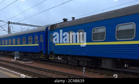 Kiew, Ukraine, 25. Februar 2020. Ukrsalisnyzja die Eisenbahnwaggons auf dem Bahnsteig. Ukrainische Personenbahn Wagen. Stockfoto