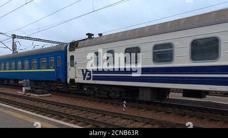 Kiew, Ukraine, 25. Februar 2020. Ukrsalisnyzja die Eisenbahnwaggons auf dem Bahnsteig. Ukrainische Personenbahn Wagen. Stockfoto