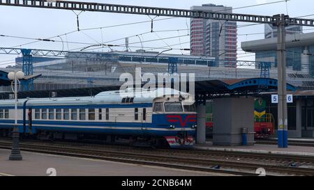 Kiew, Ukraine, 25. Februar 2020. Zug am Kiewer Bahnhof. Bahnsteig. Stockfoto