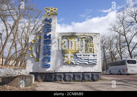 Tschernobyl, Ukraine, 14. März 2020. Tschernobyl-Schild innerhalb der Ausschlusszone. Stella mit dem Tschernobyl-Straßenschild am Ortseingang. Ausschließend Stockfoto