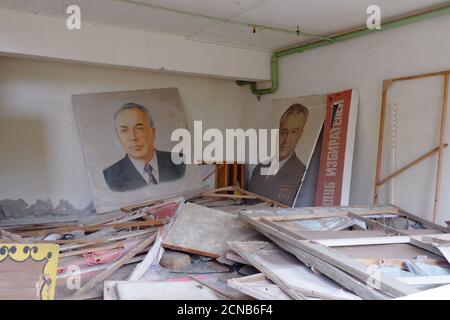 Tschernobyl, Ukraine, 14. März 2020. Porträts der Führer der Sowjetunion in einem verlassenen Raum in Pripjat. Ein Haufen Müll. Stockfoto