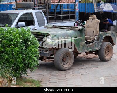 Kambodscha, Siem Reap 12/08/2018 altes einstürzendes Auto, Armeejeep auf dem Parkplatz Stockfoto