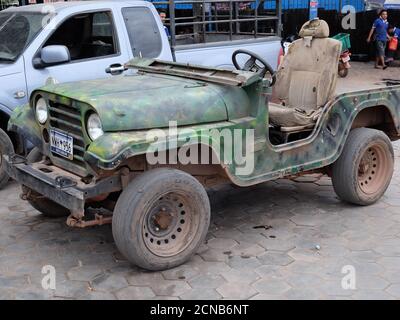 Kambodscha, Siem Reap 12/08/2018 altes einstürzendes Auto, Armeejeep auf dem Parkplatz Stockfoto