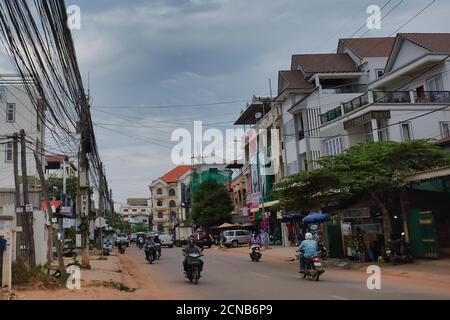 Kambodscha, Siem Reap 12/08/2018 Verkehr auf den Straßen einer asiatischen Stadt, bewölktes Wetter Stockfoto