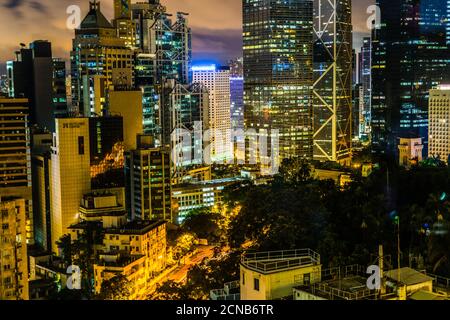 Von den Wolkenkratzern der Hong Kong Special Administrative Region Nacht Anzeigen Stockfoto