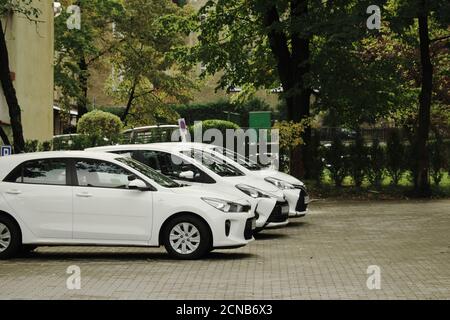 Bielsko-Biala, Polen, 3. Oktober 2019. Drei ähnliche weiße Autos verschiedener Marken werden geparkt. Moderne Autos, Seitenansicht. Stockfoto