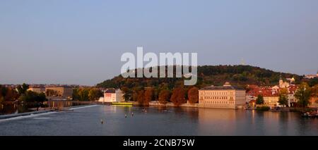 Prag, Tschechische Republik, 13. Oktober 2019. Die malerische Moldau-Küste in Prag. Herbstlandschaft. Stockfoto