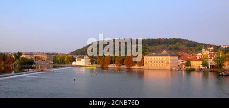 Prag, Tschechische Republik, 13. Oktober 2019. Die malerische Moldau-Küste in Prag. Herbstlandschaft. Stockfoto