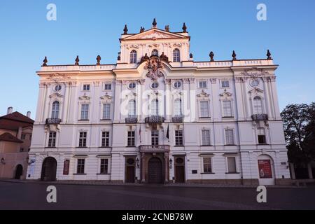 Prag, Tschechische Republik, 13. Oktober 2019. Fassade des Erzbischofs Palast auf Hradcanska Platz am Morgen. Barockes Gebäude. Stockfoto