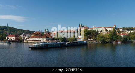 Prag, Tschechische Republik, 13. Oktober 2019. Ein großes Touristenboot am Pier an der Moldau. Blick auf Prag. Stockfoto