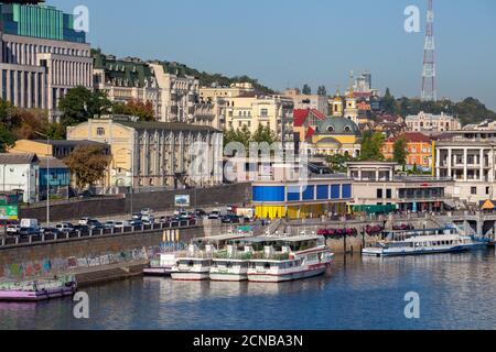 Ukraine, Kiew - 12. September 2020: Anblick der Stadt Kiew - Podil. Flussstation auf dem Dnjepr Fluss. Die alte Architektur des Hafens. Panorama Stockfoto