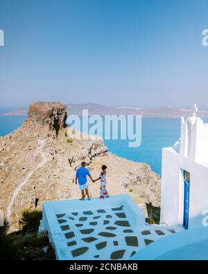 Paar Männer und Frauen im Urlaub Santorini, Blick auf das Meer und den Vulkan von Fira, der Hauptstadt der Insel Santorini in Griechenland Stockfoto