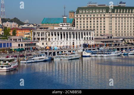 Ukraine, Kiew - 12. September 2020: Anblick der Stadt Kiew - Podil. Flussstation auf dem Dnjepr Fluss. Die alte Architektur des Hafens. Panorama Stockfoto