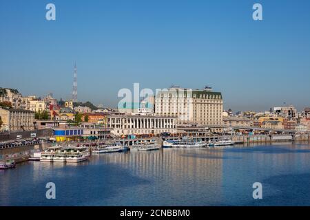 Ukraine, Kiew - 12. September 2020: Anblick der Stadt Kiew - Podil. Flussstation auf dem Dnjepr Fluss. Die alte Architektur des Hafens. Panorama Stockfoto