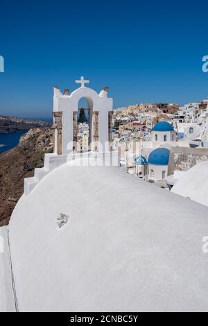 Santorini, Griechenland. Malerischer Blick auf die traditionellen kykladischen Häuser Santorinis in einer kleinen Straße mit Blumen im Vordergrund. Standort: Stockfoto