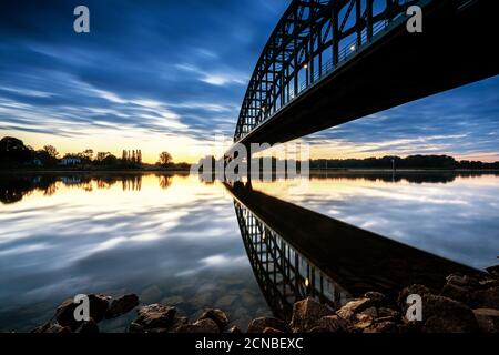 Alte 'IJssel brug' in der Nähe der Stadt Zwolle in Overijssel, Niederlande, architektonische Merkmal bei Sonnenuntergang Stockfoto