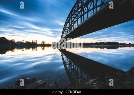 Alte 'IJssel brug' in der Nähe der Stadt Zwolle in Overijssel, Niederlande, architektonische Merkmal bei Sonnenuntergang Stockfoto