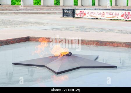 Moskau, Russland - Mai 16. 2018: Die ewige Flamme im Siegespark auf dem Poklonnaja-Hügel zu Ehren der sowjetischen Soldaten, die im Grossen Vaterländischen Krieg gefallen sind Stockfoto