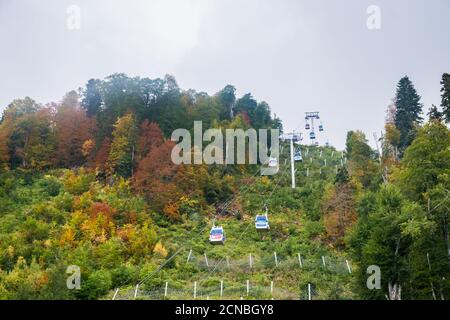 Krasnaja Poljana, Sotschi, Russland - 07. September 2020: Seilbahn im Herbstwald. Stockfoto