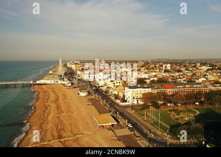 Worthing Seafront an einem warmen und sonnigen Tag aus der Luft betrachtet, ist Worthing ein beliebter Ferienort in Südengland und zieht viele Touristen an. Stockfoto