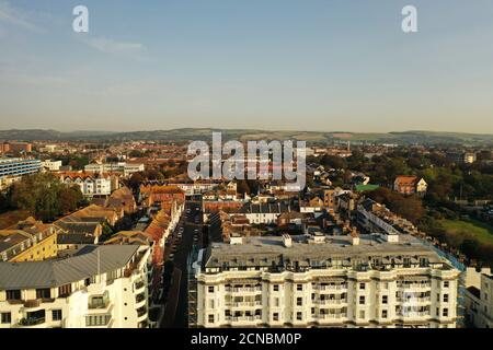 Luftaufnahme über Worthing in West Sussex, die die viktorianische Architektur der Gebäude an der Küste unterstreicht. Stockfoto