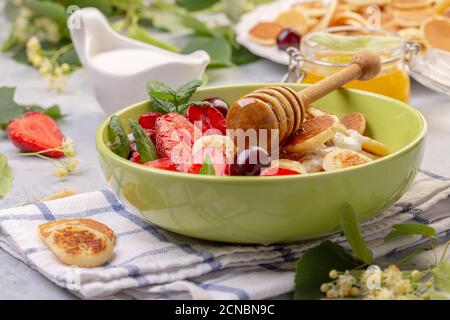 Porridge von winzigen Pfannkuchen mit Beeren. Trendiges Essen. Stockfoto