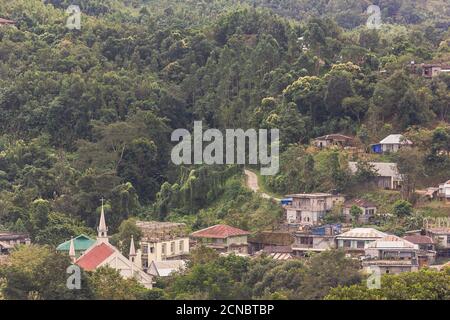 Thenzawl, Mizoram, Indien - November 2018: Die von Bäumen umgebene Kirche in hügeligen Wäldern in der Stadt Thenzawl im Bundesstaat Mizoram im Nordosten Stockfoto