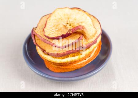 Gesunde Ernährung Bio-Ernährung. In Scheiben geschnittener und getrockneter Apfel, orange auf Textilhintergrund. Stockfoto