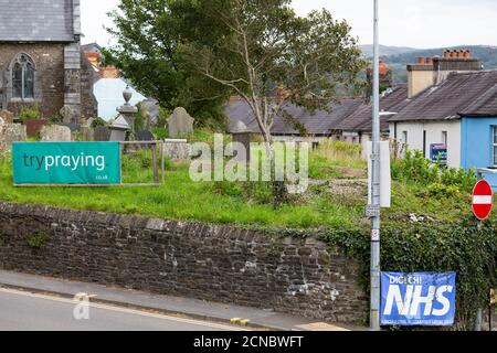 Nachricht außerhalb der Kirche in der Nähe Schild zeigt Unterstützung für NHS Arbeiter Sagt „Betet!“ Stockfoto