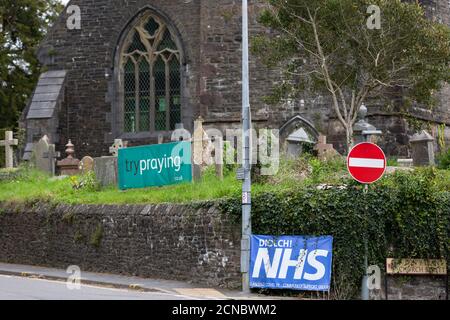 Nachricht außerhalb der Kirche in der Nähe Schild zeigt Unterstützung für NHS Arbeiter Sagt „Betet!“ Stockfoto