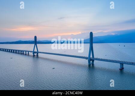 Luftaufnahme der Kabelbrücke in der Abenddämmerung Stockfoto