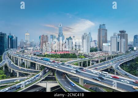 Shanghai City Interchange in der Abenddämmerung Stockfoto