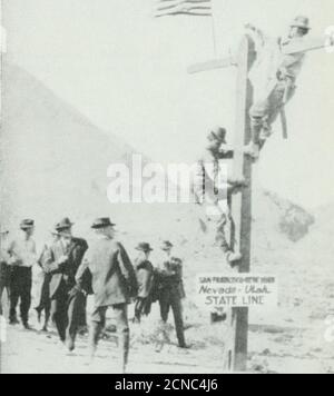 . Bell Telefon Zeitschrift . Alexander Graham Bell und sein Assistent, Thomas A. Watson, eröffnen offiziell vor 50 Jahren die erste trans-kontinentale Telefonleitung.Bell sprach von der A.T.&T. Firmenzentrale in New York und Watson aus den Büros der Pacific Telephone and Tele-Graph Company in San Francisco – eine Entfernung von 3,400 Meilen. Das Datum: 25. Januar 1915 – 39 Jahre nachdem Bell, der auf einem Dachboden in Boston stand, mit seinem Mitarbeiter über ein rohes Telefon gesprochen hatte, Moment des Triumphes: Am 17. Juni 1914 wurde der Mastast in Wendover, Utah, angehoben und mit der amerikanischen Flagge gekrönt. C Stockfoto