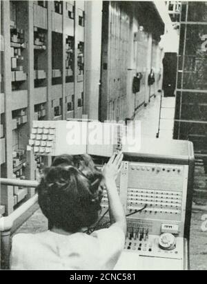 . Bell Telefon Magazin . Dat kürzere Intervalle - vier, eher thaneight Meilen. Ein L-3 System wurde 1953 zwischen New York und Philadel-phia in Dienst gestellt. Seitdem hat sich der Einsatz von L-3 stark erweitert. The Hardened Route im Jahr 1960 wurde mit der Arbeit an einem 4 000 Meilen transkontinentalen L-3-System mit thecable und allen Verstärkern unter dem Boden platziert begonnen. Dieses System ist für Naturkatastrophen, Überschwemmungen, Hurrikane, Tornados und Krisen konzipiert, sogar für Atombomber, die nicht direkt betroffen sind. Diese Seilbahnen umrundet alle größeren Städte und vermeidet mögliche Gebiete (siehe Kontinuität des Service,BTM, Wint Stockfoto