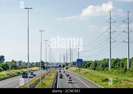 Delft, Niederlande, 13. Juni 2020: Blick von einem Viadukt auf der Autobahn A4 in Richtung Rijswijk und Den Haag an einem sonnigen Tag im Frühsommer Stockfoto