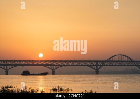 jiujiang Autobahn und Eisenbahn kombinierte Brücke bei Sonnenaufgang Stockfoto