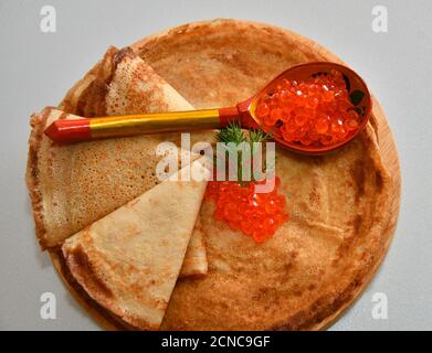 Pfannkuchen mit rotem Kaviar auf dem Schneidebrett Stockfoto