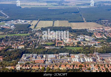 15. September 2020, Brandenburg, Wildau: Luftaufnahme der Stadt Wildau im Landkreis Dahme-Spreewald. Die Stadt an der Dahme ist vor allem für ihre Technische Universität (TH) und die denkmalgeschützte Schwartzkopf-Siedlung (im Vordergrund) bekannt. Foto: Soeren Sache/dpa-Zentralbild/ZB Stockfoto