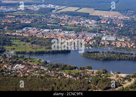 15. September 2020, Brandenburg, Wildau: Luftaufnahme der Stadt Wildau im Landkreis Dahme-Spreewald. Die Stadt an der Dahme ist vor allem für die Technische Universität (TH) und die denkmalgeschützte Siedlung Schwartzkopf (M) bekannt. Foto: Soeren Sache/dpa-Zentralbild/ZB Stockfoto